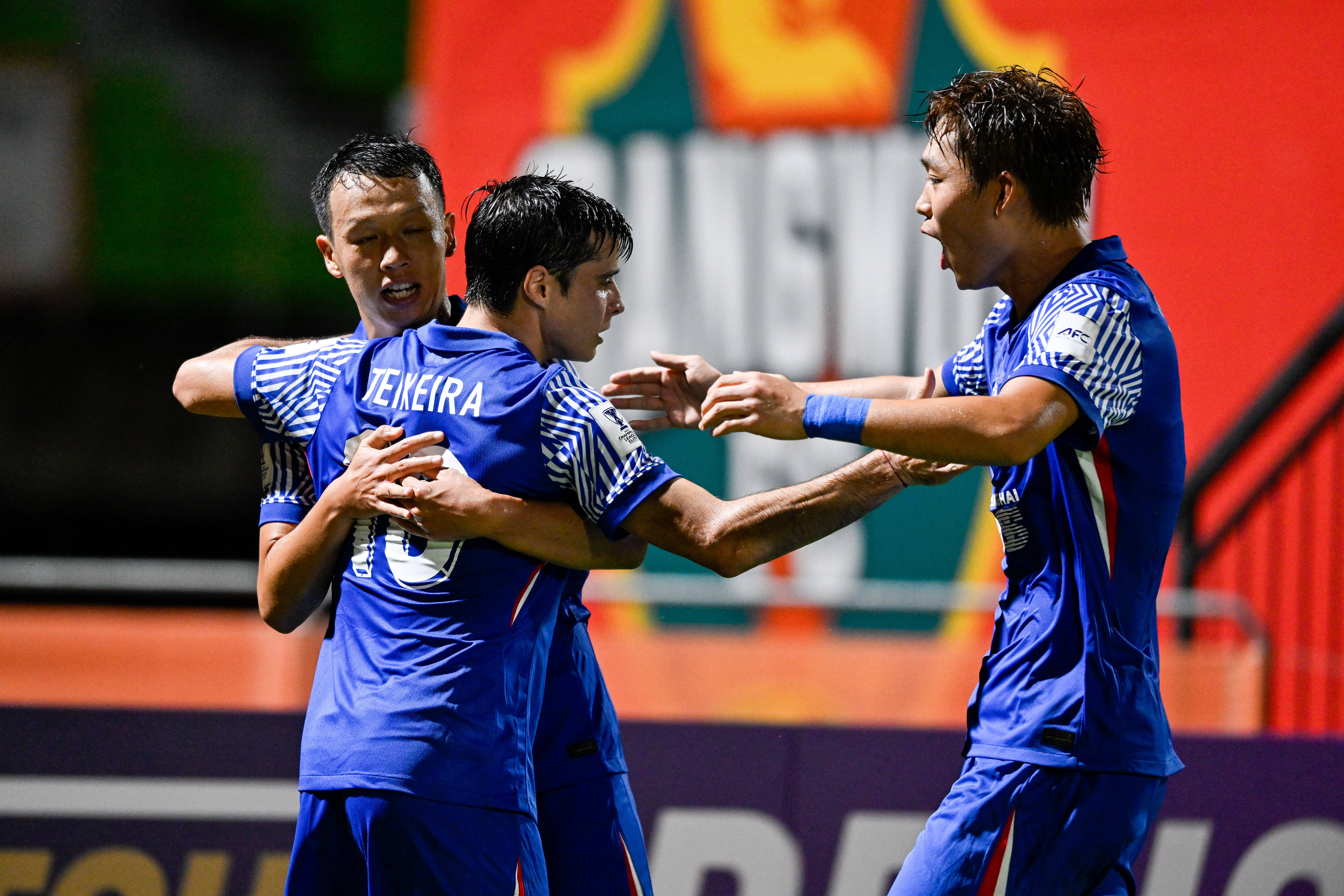 马赛发布备战花絮，今晚门线救险，亚冠任务艰巨，轮换策略成焦点(烈火战马140集免费观看)