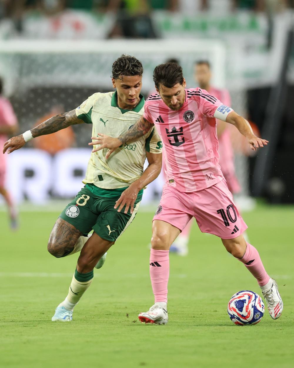 曼城训练开放日；赛后止住颓势引欢呼；欧联在即；阵容厚度经受考验的简单介绍