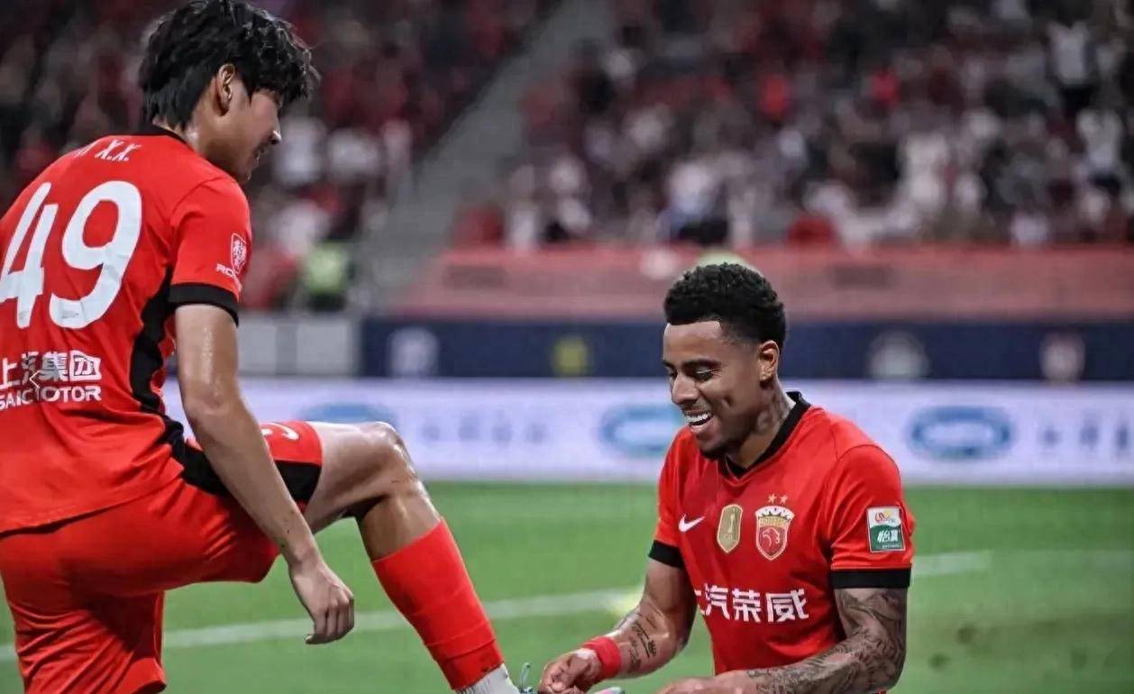 关于上海海港发布备战花絮，加时末段绝杀压哨，欧篮联任务艰巨，更衣室氛围转暖的信息