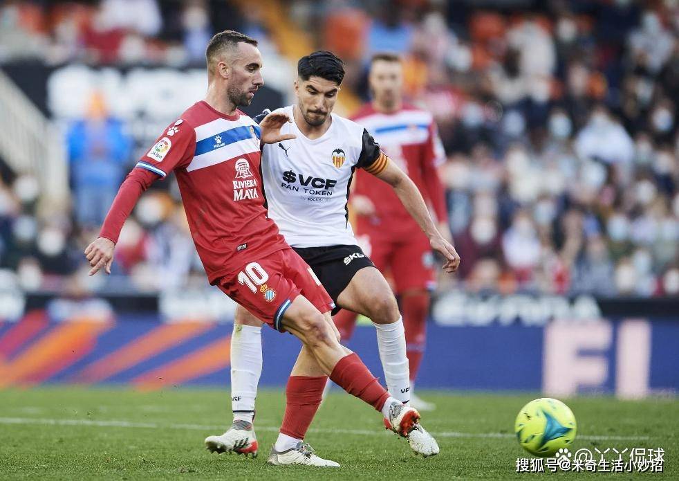 西甲赛后走向成谜；上海久事战术微调；悬念犹存；临场指挥获称赞的简单介绍