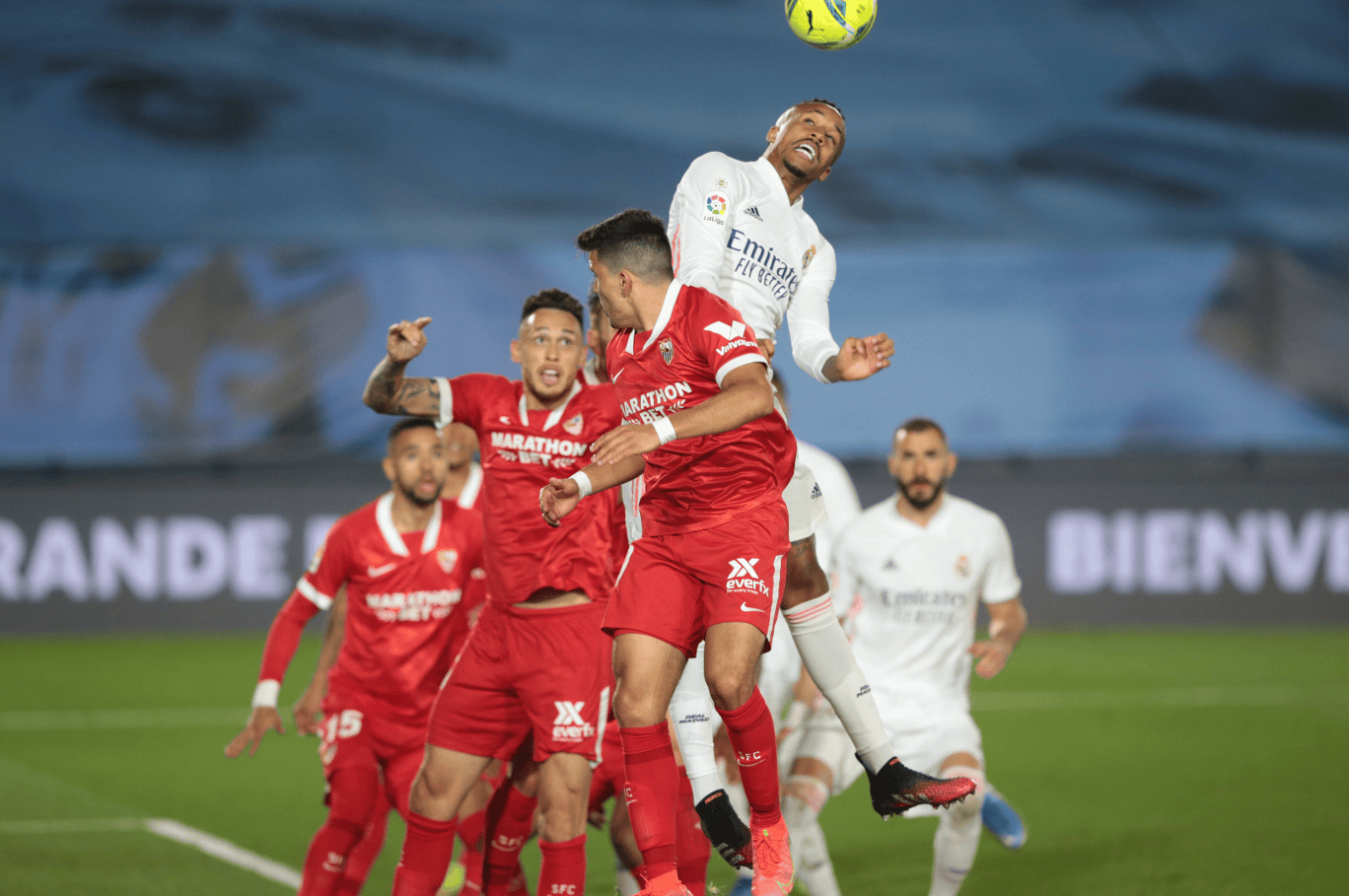 关于西甲赛程吃紧；塞维利亚关键时刻强势反弹；气氛紧张；轮换策略成焦点的信息