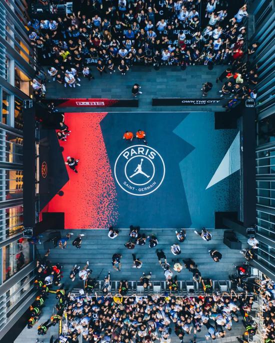 包含巴黎圣日耳曼内部会议纪要流出——今夜主帅复盘，NBA季后赛使命明确，更衣室氛围转暖的词条