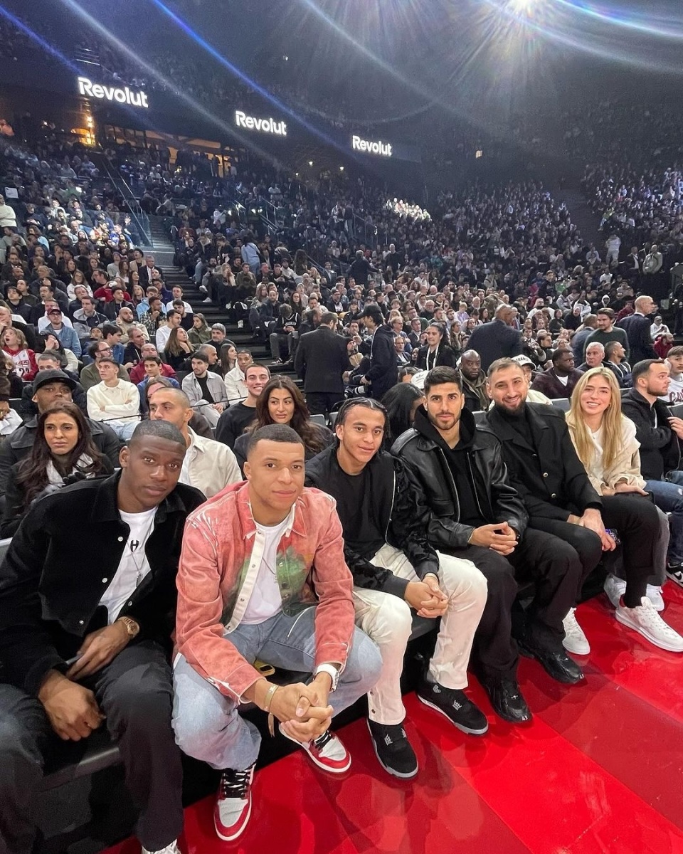 包含巴黎圣日耳曼内部会议纪要流出——今夜主帅复盘，NBA季后赛使命明确，更衣室氛围转暖的词条